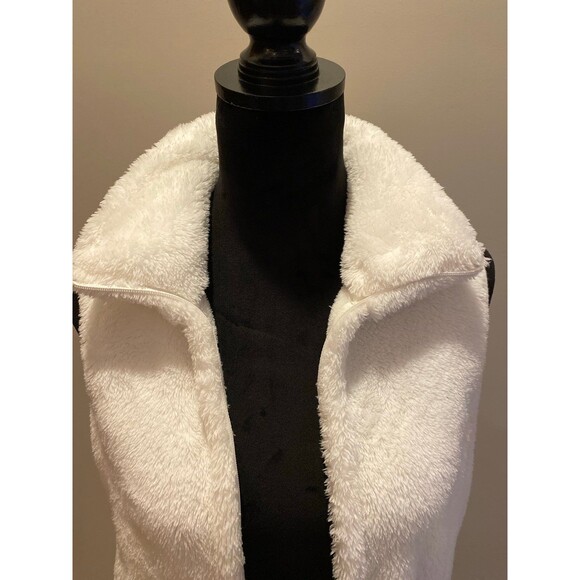 Croft and Barrow Fuzzy Vest Creamy White Furry Size Medium with Pockets Warm - Picture 5 of 11